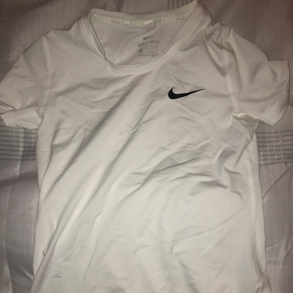 White Nike shirt (girl)
